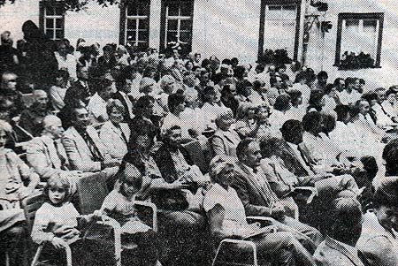 1982 - Das Wirtshaus im Spessart - VOLLBESETZT waren die Zuschauerreihen im Hof des Rothenburger Schlößchens in Bad Schwalbach bei der Premiere der Jaunusbühne" mit dem „Wirtshaus im Spessart".
