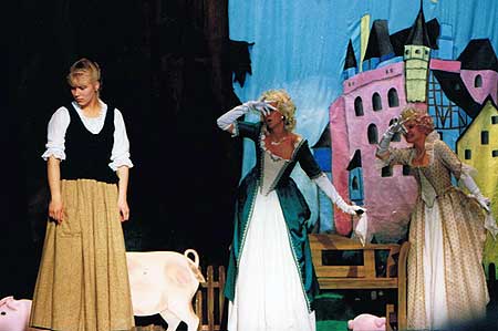 1992 - Die Prinzessin und der Schweinehirt
1992 - Die Prinzessin und der Schweinehirt
Bärbel (Andrea Just) und die Hofdamen (Luise Bondzio, Manuela Reintkens)
