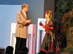 2011 Faust - Die Hexe (Rosi Haas) verabreicht Faust (Hans Haas) einen Zaubertrank