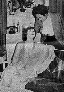 1976 - Fröhliche Geister - CHARLES CONDOMINE (R. R. Wellniak) in der Unterhaltung mit dem Geist seiner verstorbenen ersten Frau Elvira (Gudrun Wagner).