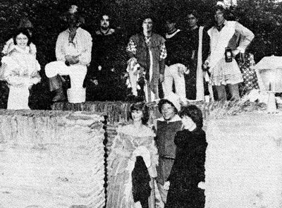 1978 - Was ihr wollt - ERFOLGREICH wurden die Burgspiele Hohenstein 1978 mit einer Aufführung der Taunusbühne Bad Schwalbach eröffnet. Deren Leiter Karl-Heinz Degenhardt konnte in der reizvollen historischen Kulisse zahlreiche Besucher begrüßen, die zu der Premiere des Shakespeare-Lustspiels „Dreikönigsnacht oder Was ihr wollt" gekommen waren. Unser Bild zeigt das Ensemble in dem Burggemäuer, das in die Bühne einbezogen wird. eg/Kü-Foto