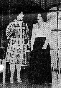 1976 - Fröhliche Geister - EDITH GEIS (links) als Madame Arcadi war schuld am turbulenten Geister-Durcheinander auf der Kurhallen-Bühne, wo die "Fröhlichen Geister" von der Taunusbühne aufgeführt wurden. Neben Edith Geis Edelgard Lausch als Frau Dr. Bradman.