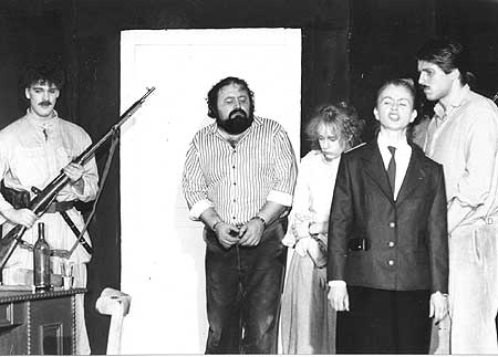 1990 - Tote ohne Begräbnis
Miliz (Ingo Pütz) und sein Chef Clochet (Gudrun Pfeiffer) haben Henry (Ernst Dupré), Lucie (Barbara Creuzburg) und Canori (Joachim Tölg) festgenommen

