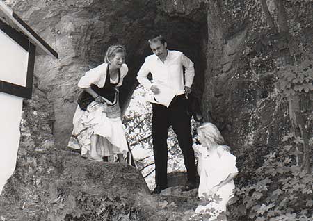 1993 - Der fröhliche Weinberg
Babettchen Eismayer (Alexandra Simmerer) mit dem Weinreisenden Hahnesand (Michael Dauth)
und Fräulein Stenz (Barbara Creuzburg)

