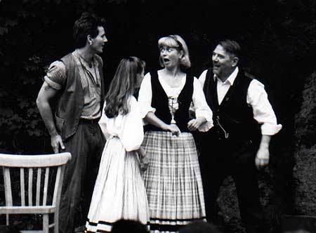 1993 - Der fröhliche Weinberg
Gunderloch (Knut Schneider) und Annemarie Most (Gudrun Pfeiffer werden von
ihrem Bruder Jochen Most (Uwe Hangen) und Klärchen Gunderloch (Christine Herber) überrascht
