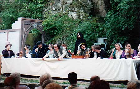 1994 - Jedermann (Hofmannsthal)
Die Naturbühne wird für Hofmannsthal bei den Burgspielen beeindruckend genutzt.
