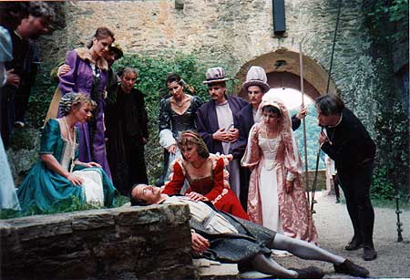 1994 - Jedermann (Hofmannsthal)
„Jedermann'-Szene auf Burg Hohenstein: Hubert Prause (links vorne) in der Titelrolle.
