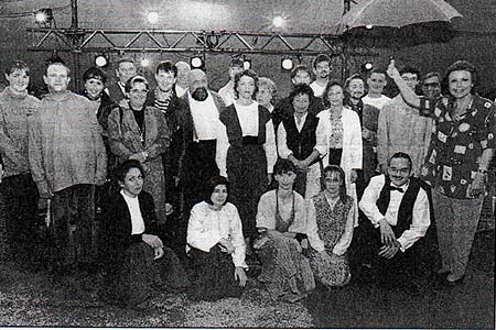 Das Ensemble der Bad Schwalbacher „Taunusbühne" nach der letzten Aufführung des „Puntila" auf
Burg Hohenstein mit der Schirmherrin Heidemarie Wieczorek-Zeul (rechts), die, mit rotem Schirm in der Hand, ihrem Ehrentitel wahrlich Ehre machte.	Foto: Laue
