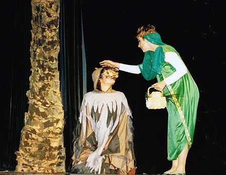 1999 - Kalif Storch
Tschini (Petra Enders) tröstet die zur Eule verzauberte Prinzessin Lusa von Indien (Saskia Reis)
