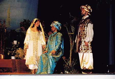 1999 - Kalif Storch
Der Großwesir Mansor (Bernhard Jäger) und der 
König von Indien (Sammy Soukup) hören der Prinzessin Lusa von Indien (Saskia Reis) zu
