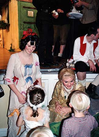 2002 - Frau Holle
Liese (Elena Reiche) und Marie (Ilka Dehmel) im Gespräch mit den kleinen Zuschauern