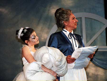 2002 - Frau Holle
Weißröckchen (Ylva Sokup) und Frau Holle (Emmy Fassbender) kontrollieren die Arbeit