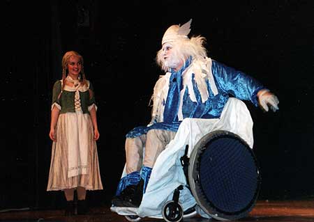 2002 - Frau Holle
Marie (Ilka Dehmel) trifft auf ihrer Reise den Wind (Sammy Soukup)