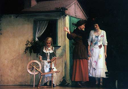 2002 - Frau Holle
Die Mutter (Marianne Neuendorf) mit ihrer Lieblingstochter Liese (Elena Reiche) während Marie (Ilka Dehmel) arbeiten muss