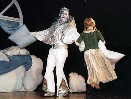 2002 - Frau Holle
Der Frost (Uwe Hangen) findet es schöner mit Marie (Ilka Dehmel) zu tanzen als zu arbeiten 