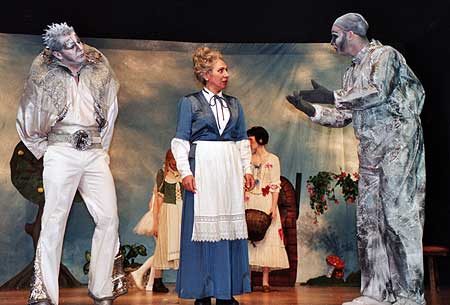 2002 - Frau Holle
Frau Holle (Emmy Fassbender) schimpft mit Frost (Uwe Hangen) und Nebel (Stefan Thomass)