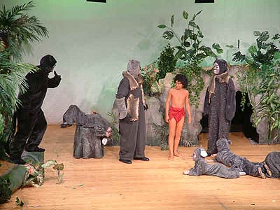2003 - Das Dschungelbuch
Mowgli mit Bagheera in der Wolfsfamilie