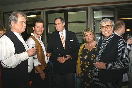 Dr. Jung im Gespräch mit den Schauspielern Roland Glatze und Uwe Hangen sowie der Vorsitzenden der Taunusbühne Brigitte Müller und Regisseur Hans Horst Seumel.