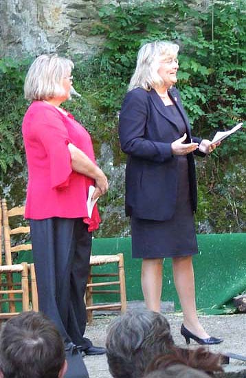Lysistrata 2009 - Brigitte Müller und die Staatssekretärin Petra Müller Klepper begrüßen die Premierengäste