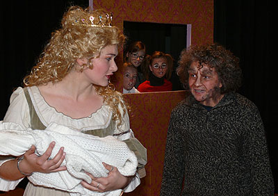 Rumpelstilzchen (Dwayne Besier) fordert das Kind von Königin  Felicitas, der Müllerstochter (Theresa Fassbender).