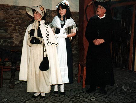 1982 - Das Wirtshaus im Spessart
Komtess von Sandau (Rosemarie Haas), ihre Zofe (Kerstin Weiß) und Pfarrer Haug (Gerhard Huiffner)
