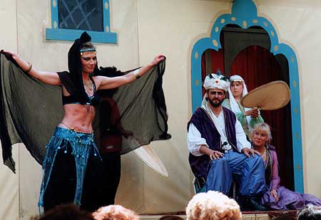 1993 - Der kleine Muck - Die Bauchtänzerin (Verena Scholz) tanzt für den Sultan (Günter Soukup) und seine Tochter (Andrea Just)