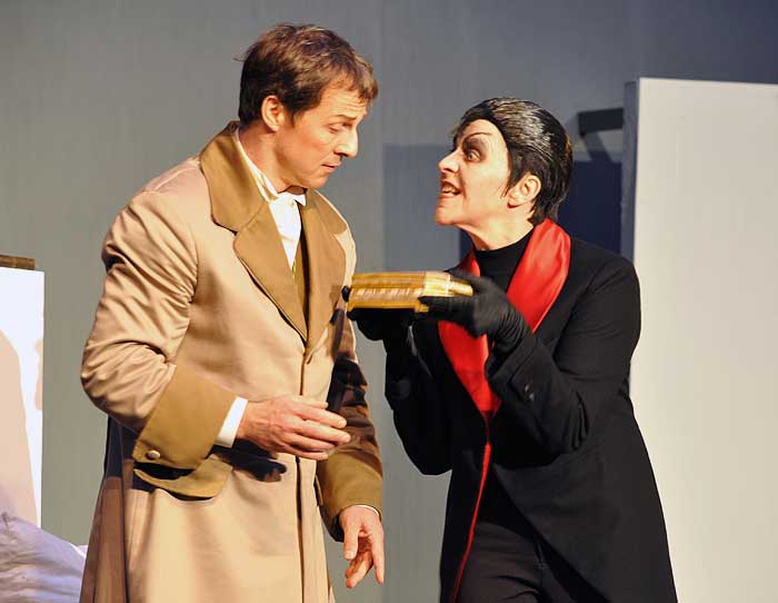 2011 Faust - Mephisto (Marianne Thiel) und Faust (Andreas Roskos) in Gretchens Zimmer