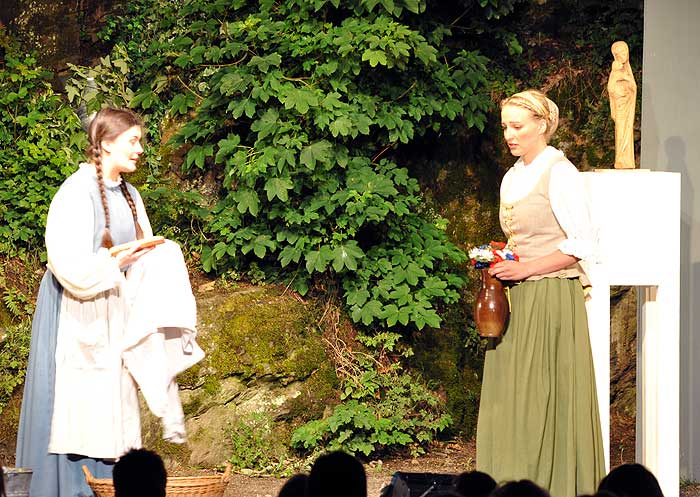 2011 Faust - Lieschen (Nina Termin) erzählt Gretchen (Anja Kugelstadt) von Sybille
