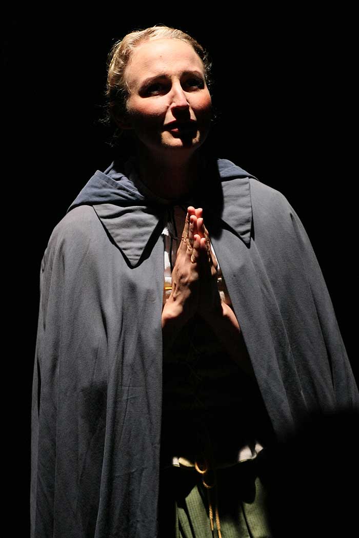 2011 Faust - Gretchen (Anja Kugelstadt) betet im Dom