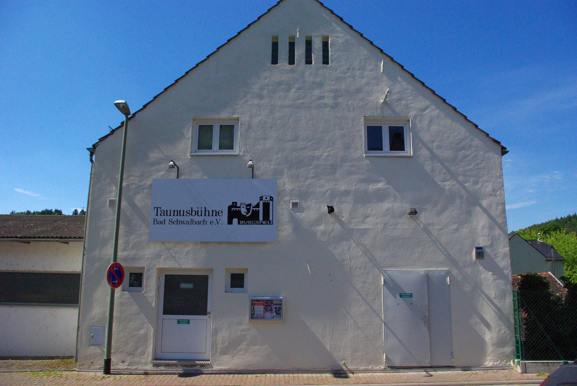 kleines.theater Taunusbühne Bad Schwalbach e.V. - Aussenansicht - Eingang auf der rechten Seite