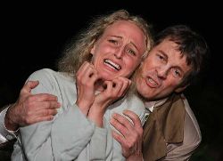 2011 Faust - Gretchen (Anja Kugelstadt) mit Faust (Andreas Roskos) im Kerker