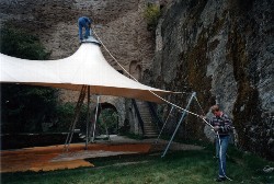 1987 - Aufbau des Zeltes auf Burg Hohenstein