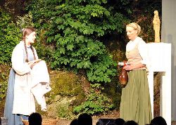 2011 Faust - Lieschen (Nina Termin) erzählt Gretchen (Anja Kugelstadt) von Sybille
