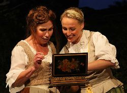 2011 Faust - Frau Marthe (Marianne Neuendorf) und Gretchen (Anja Kugelstadt) betrachten das Kästchen mit Schmuck