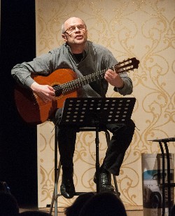 Hubert Prause interpretiert Lieder von Reinhard Mey und Hannes Wader.
