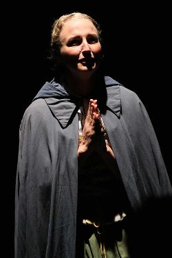 2011 Faust - Gretchen (Anja Kugelstadt) betet im Dom