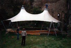 1987 - Aufbau des Zeltes auf Burg Hohenstein