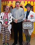 Andreas Roskos (Bildmitte) im Foyer der Kinderklinik an die Clowndoktoren ?Dr. Johannis Kraut? alias Constantin Offel und ?Dr. Schienbein? alias Dieter Gorzejeska 