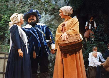 1992 - Die drei Musketiere - Volk in Paris - Porthos (Ernst Dupré) im Flirt