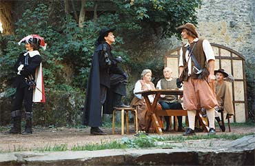 1992 - Die drei Musketiere - Im Wirtshaus - Gardist (Oliver Gärtner), Graf Rochefort (Stefan Fischer), Gäste (Gerhard und Olli Huiffner) und d´Artagnan (Uwe Hangen)