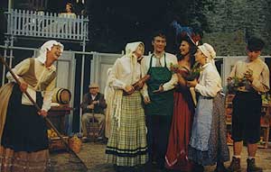 1998 - Szene aus Gewürzkrämerkleeblatt - Baumölsche Spezerei - Gudrun Pfeiffer (Regerl), Magd (Ingrid Dehmel), Viktor (Frank Baumgart), Frau Schnupf (Anne Prassé) und Magd (Johanna Dupré)