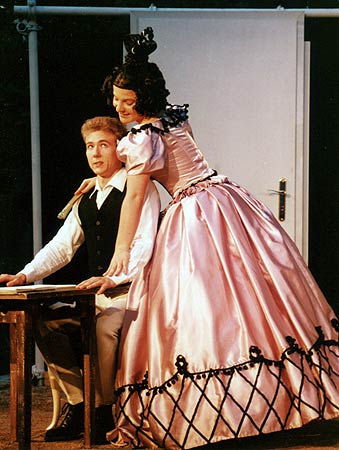 1998 - Szene aus Gewürzkrämerkleeblatt - Salon in Zichoris Haus -
Frau von Zichori (Manuela Reinkens) und Viktor (Frank Baumgart)

