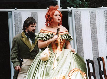 1998 - Szene aus Gewürzkrämerkleeblatt - Salon in Zichoris Haus -
Herr von Baumöl (Günter Soukup) und seine Frau Euphrosyne (Alyssa Huse)
