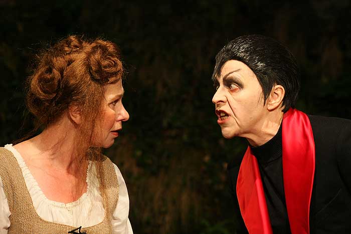 2011 Faust - Marthe (Marianne Neuendorf) erfährt von Mephisto (Marianne Thiel) von ihres Mannes Tod