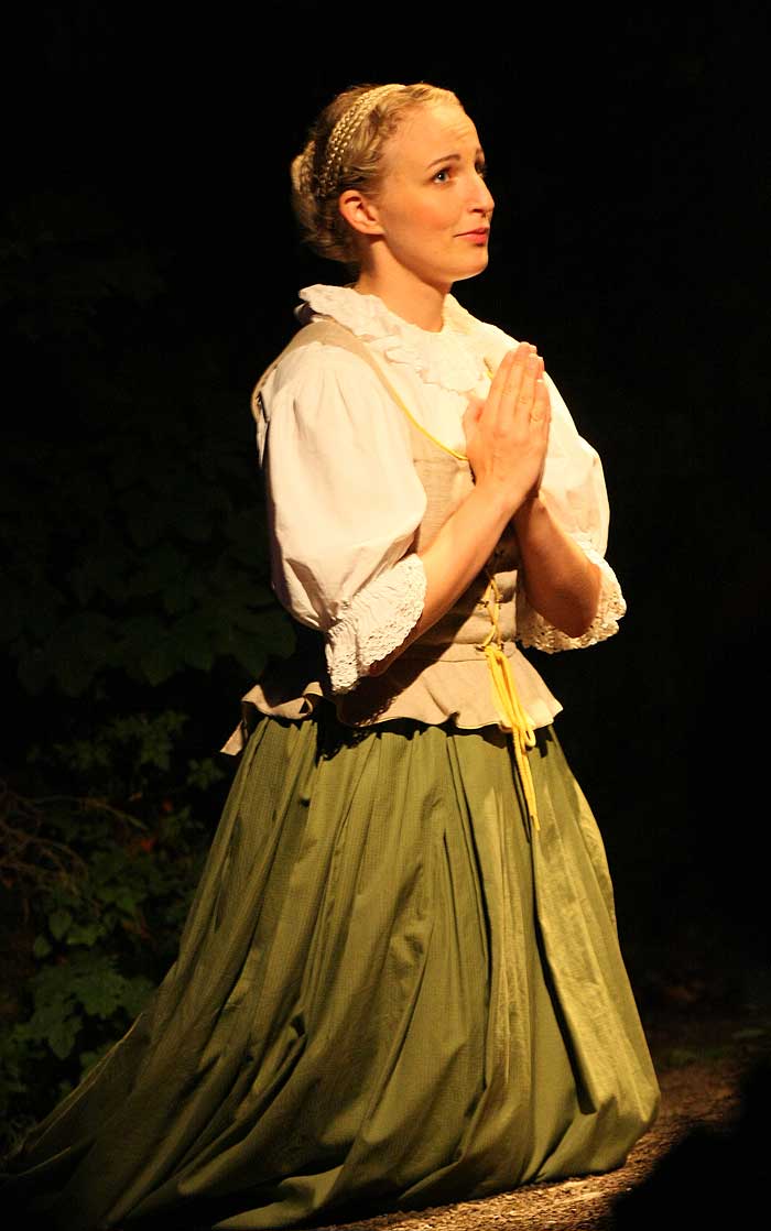 2011 Faust - Gretchen (Anja Kugelstadt) betet zu Gott